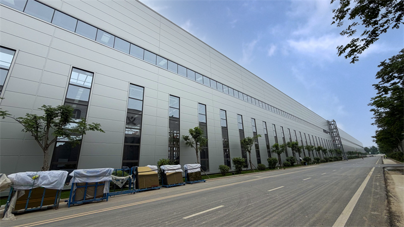义瑞新材年产72万吨铝基新材料智能制造项目轧机牌坊顺利装机